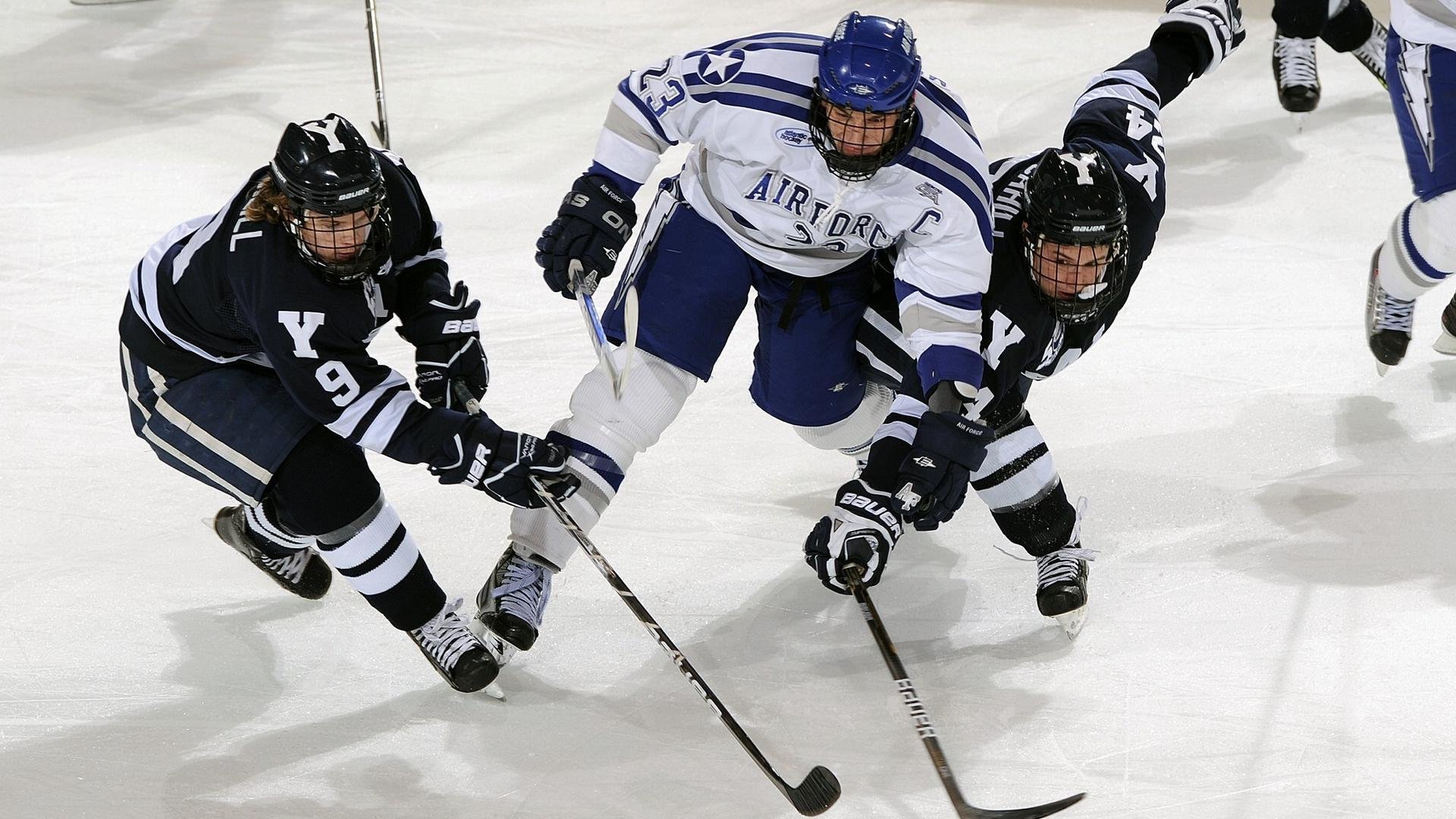 李娜新书签售现场火爆签名不断，李娜的连笔签名